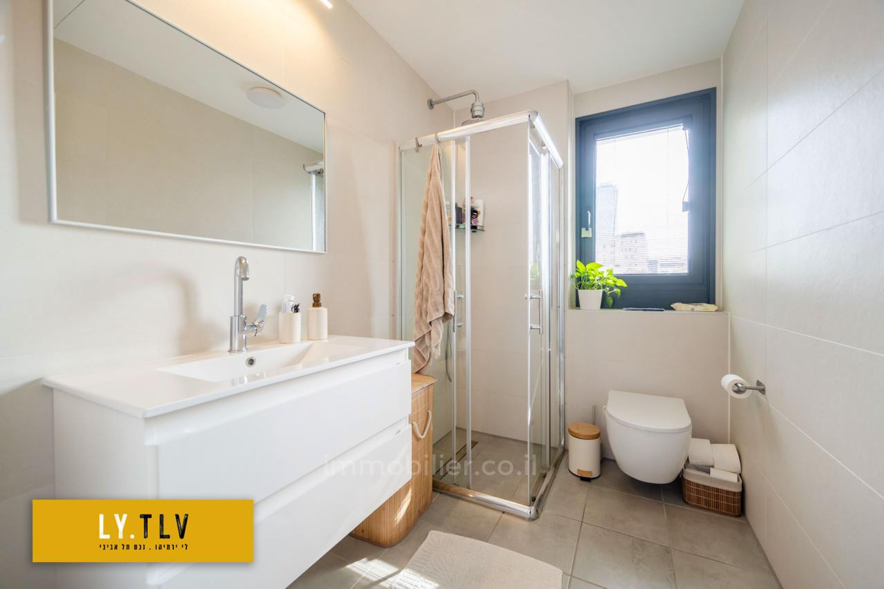 Quartier résidentiel Magnifique 4 pieces dans un immeuble neuf pres de yehuda hamacabi et le parc avec parking et cave