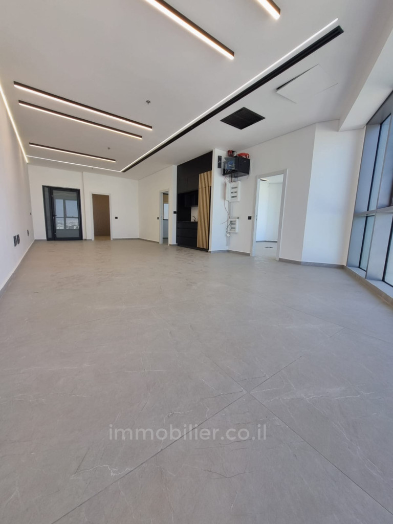 Dzielnica mieszkaniowa Nouveaux bureaux location dans tour tres demandee sur guivat shaoul