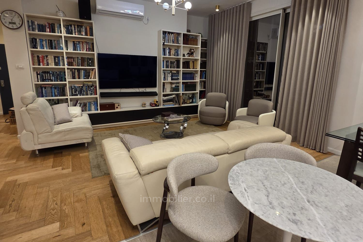 Dzielnica mieszkaniowa A vendre 3 pieces renove spacieux et hauts plafonds rue frishman