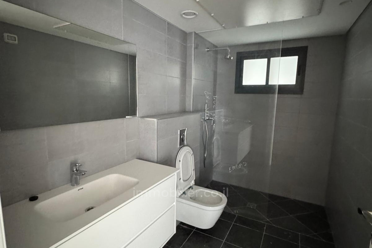 Quartier résidentiel Bat yam: dans une tour de standing - 5 pieces avec mamad - 131m²+14m² terrasse