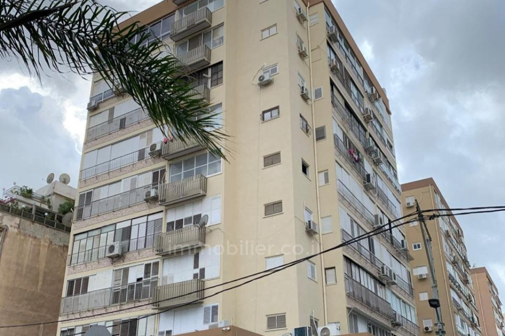 Residential quarter Appartement a vendre centre bat yam rue jabotinsky zone recherchee