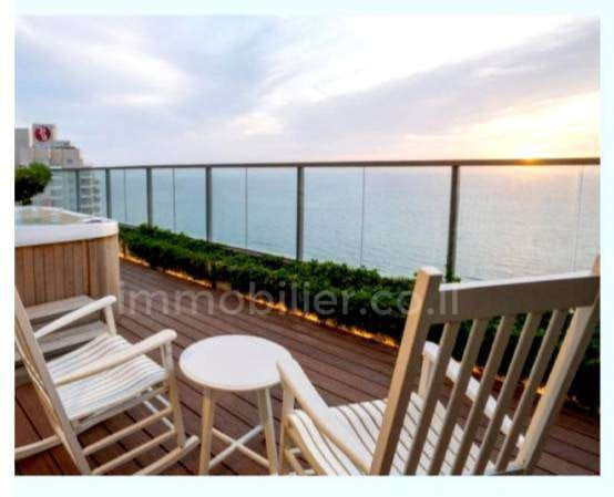 Жилой квартал Natanya south beach confort et Elegance duplex meuble avec vue mer