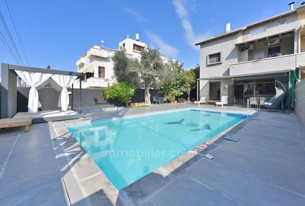 Residential quarter Villa spacieuse avec piscine et jardin neve hof rishon lezion