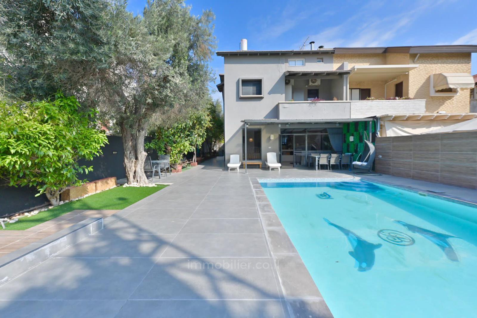 Residential quarter Villa spacieuse avec piscine et jardin neve hof rishon lezion