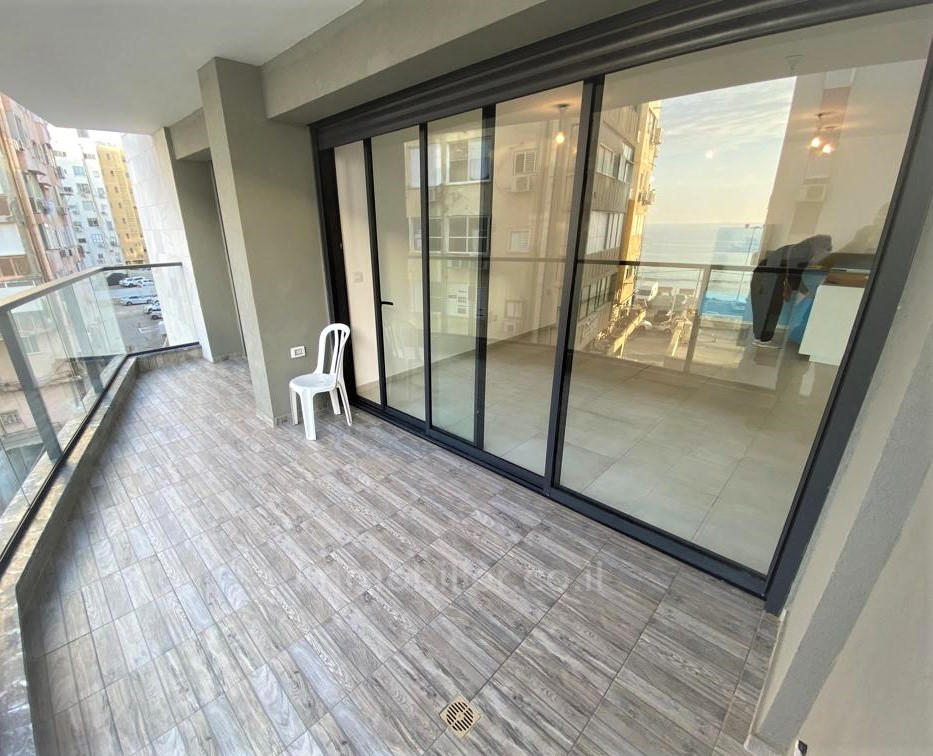 Wohnquartier A vendre superbe appartement 4 pieces en deuxieme ligne de mer avec vue mer