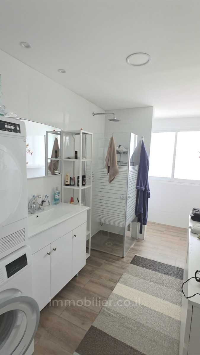 Quartier résidentiel Appartement 4 pièces rénové – emplacement premium au cœur de tel aviv