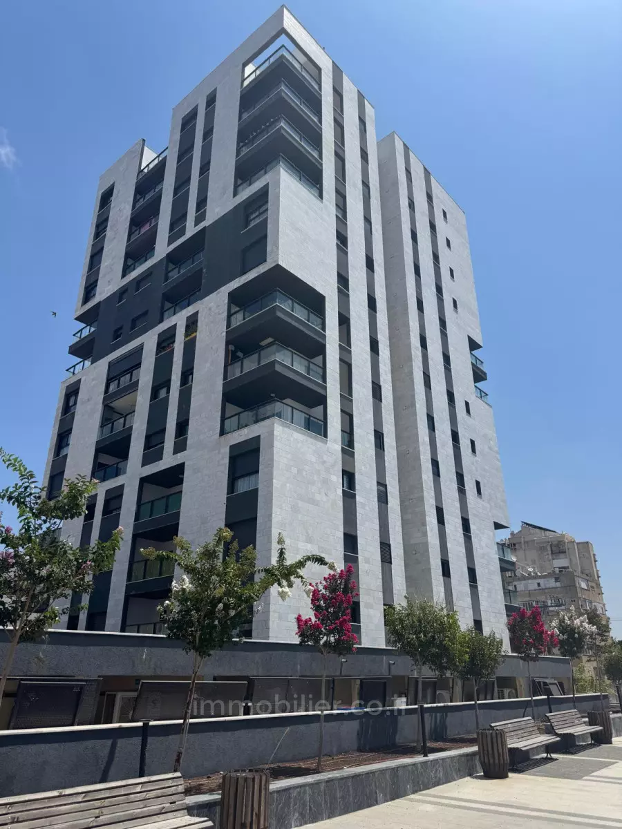 Apartamento 4 cômodos Netanya Centro da cidade 457-IBL-1553