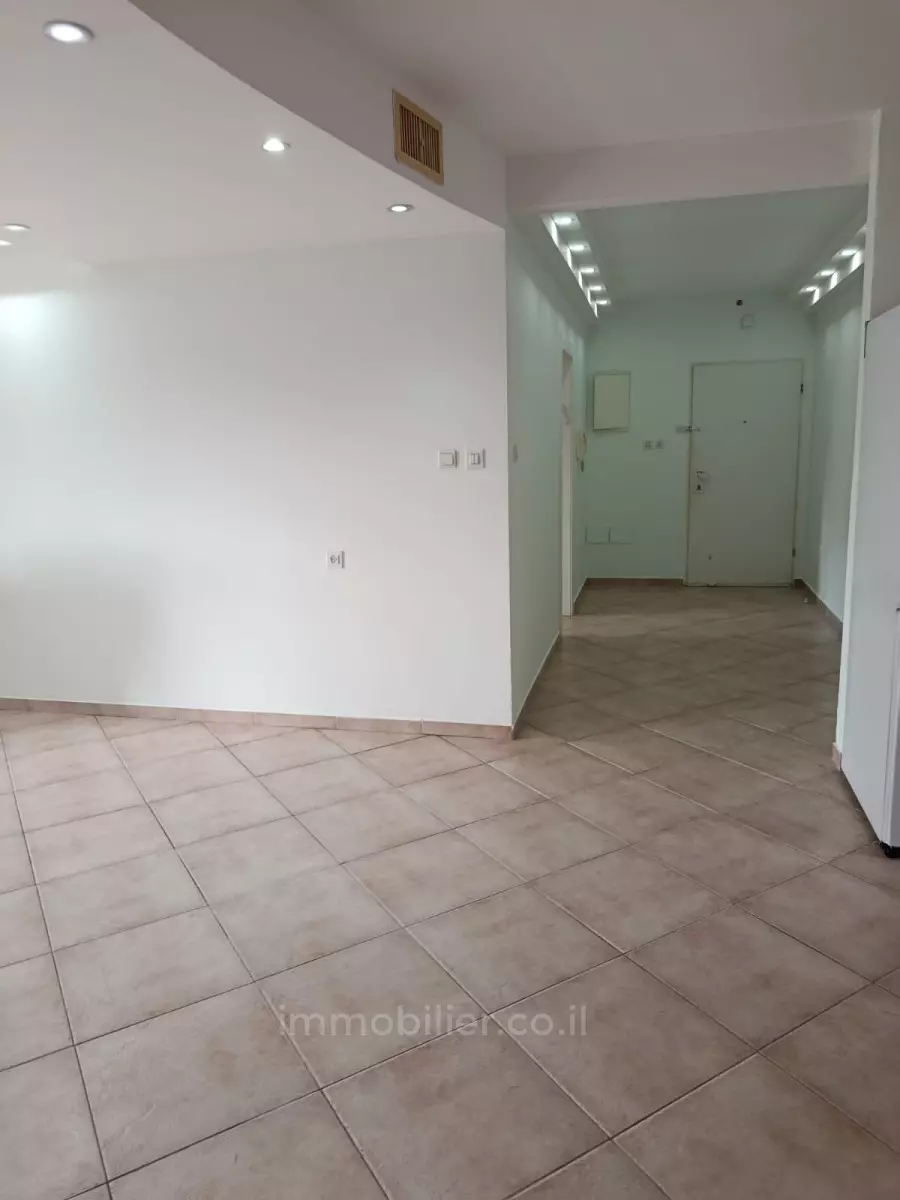 Apartamento 5 cômodos Ascalão Barnea 529-IBL-95