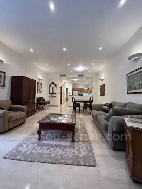 С выходом в сад 2 комнат Иерусалим Mamila