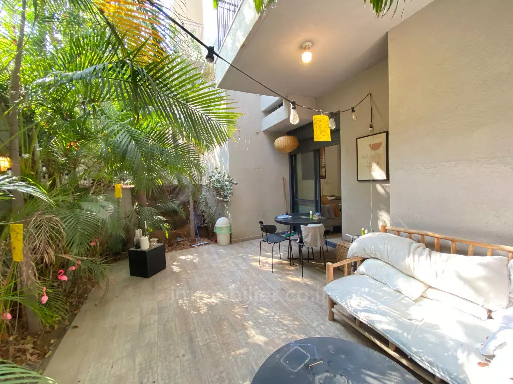 С выходом в сад 2 комнат Tel Aviv Florentine 457-IBL-1563